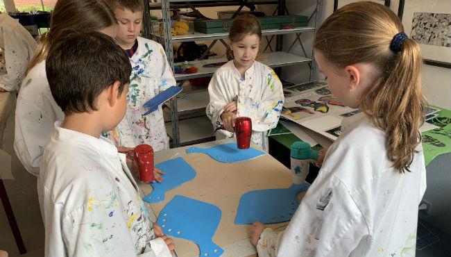 Skolebørn fra 2. B på Tarm Skole er på besøg på Mejeriet i Tarm.